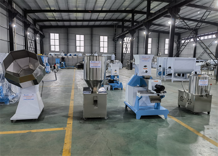cadena de producción de la pelotilla del pienso 5.5kw cadena de producción flotante de la alimentación de las aves de corral de los pescados