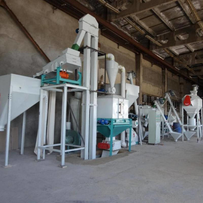 1000 kg/h Línea de producción de pellets de alimentación trituración mezcla granulación enfriamiento embalaje 5in1
