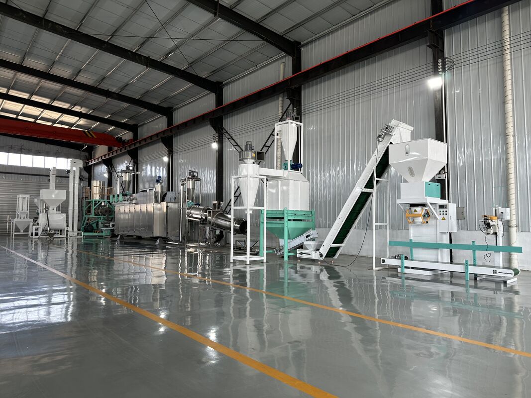 Línea de producción flotante de piensos para peces de 500-1000 kg/h con bajo consumo energético y funcionamiento semiautomático o totalmente automático